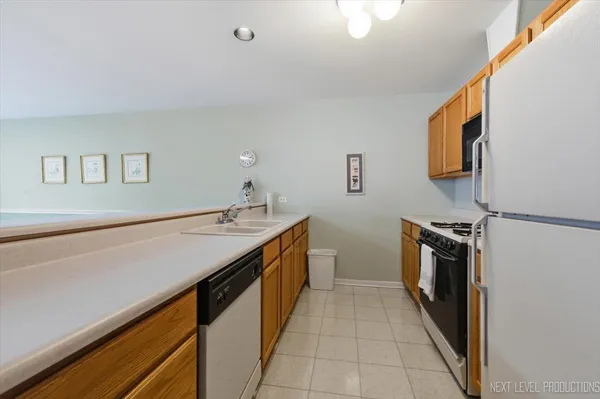 $279,000 | 163 Hunt Club Drive, St. Charles, IL 60174