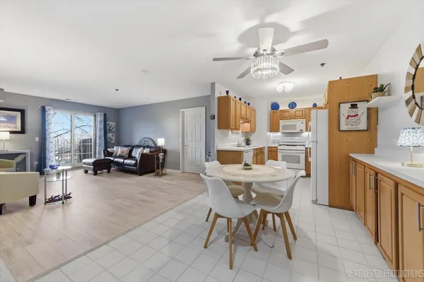 $279,000 | 163 Hunt Club Drive, St. Charles, IL 60174