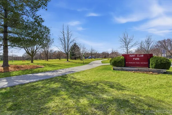 $279,000 | 163 Hunt Club Drive, St. Charles, IL 60174