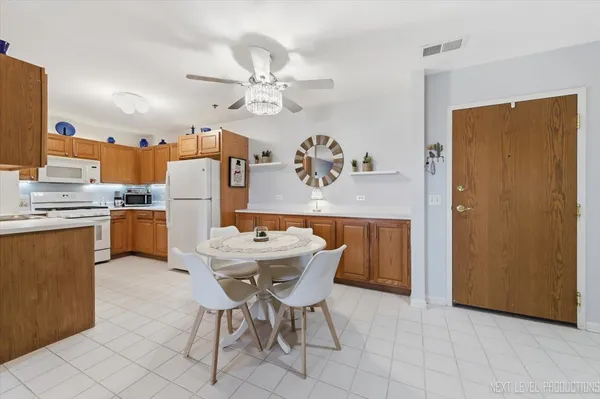 $279,000 | 163 Hunt Club Drive, St. Charles, IL 60174