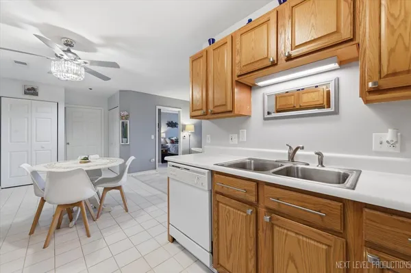 $279,000 | 163 Hunt Club Drive, St. Charles, IL 60174