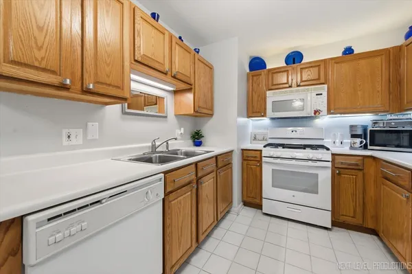 $279,000 | 163 Hunt Club Drive, St. Charles, IL 60174