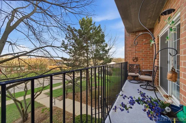 $279,000 | 163 Hunt Club Drive, St. Charles, IL 60174