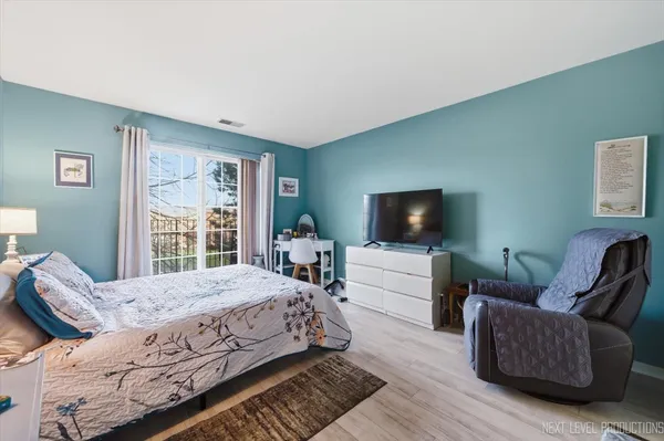 $279,000 | 163 Hunt Club Drive, St. Charles, IL 60174