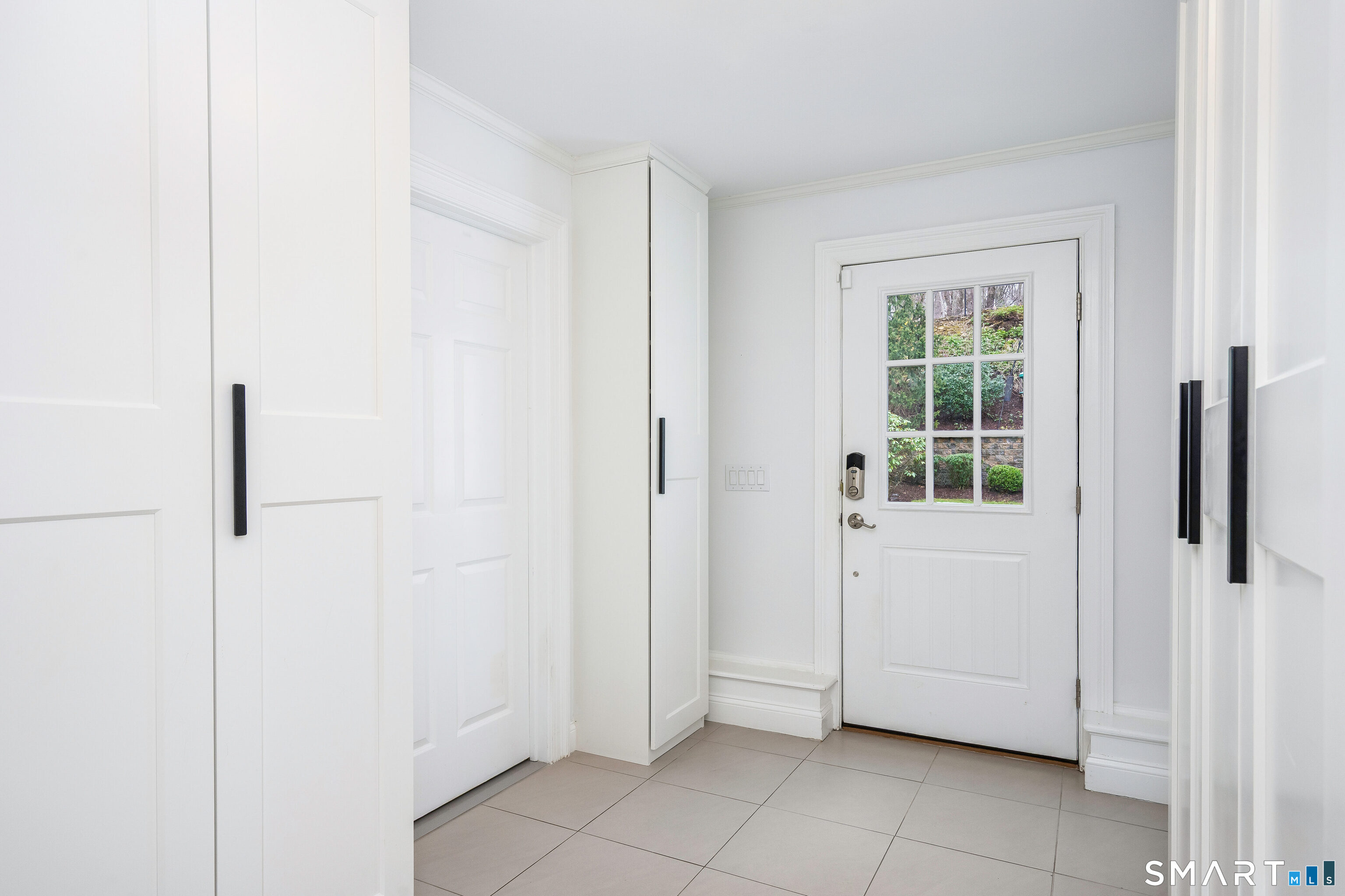 34 Intervale Road Darien, CT 06820 - Photo 27 of 36 a view of a livingroom with a kitchen