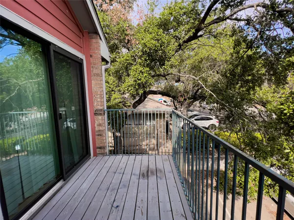 $950 | 513 South Park Drive, Unit 302, Austin, TX 78704