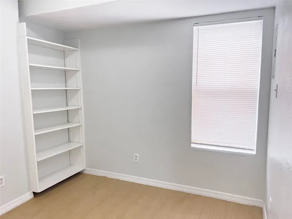 $950 | 513 South Park Drive, Unit 302, Austin, TX 78704