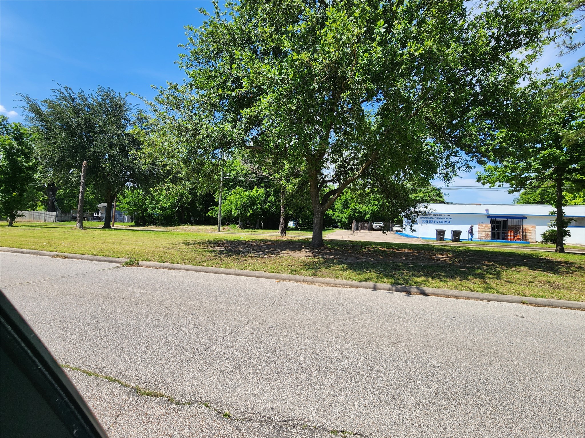 3229 Elgin Street Houston, TX 77004 - Photo 5 of 7 Another view of the esplanade with the subject lot beyond.