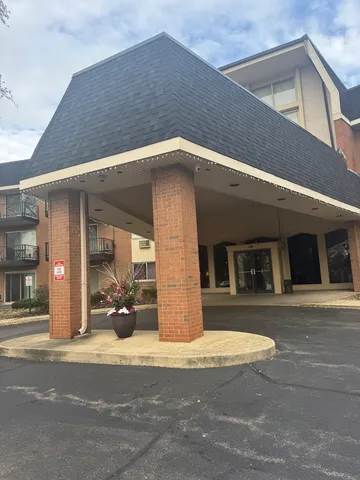 $167,000 | 1198 Royal Glen Drive, Unit 102, Glen Ellyn, IL 60137