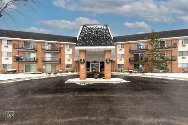 $167,000 | 1198 Royal Glen Drive, Unit 102, Glen Ellyn, IL 60137