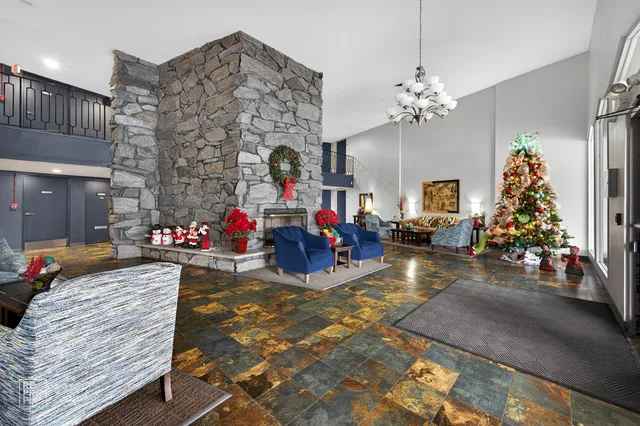 $167,000 | 1198 Royal Glen Drive, Unit 102, Glen Ellyn, IL 60137