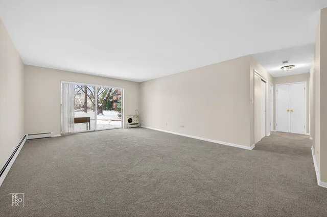 $167,000 | 1198 Royal Glen Drive, Unit 102, Glen Ellyn, IL 60137