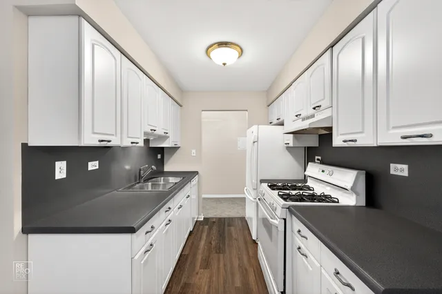 $167,000 | 1198 Royal Glen Drive, Unit 102, Glen Ellyn, IL 60137