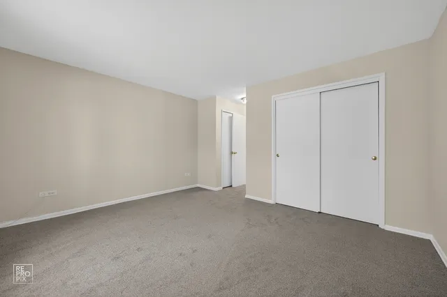 $167,000 | 1198 Royal Glen Drive, Unit 102, Glen Ellyn, IL 60137