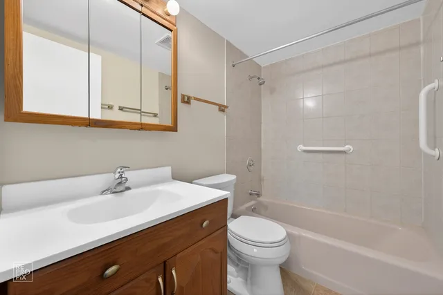 $167,000 | 1198 Royal Glen Drive, Unit 102, Glen Ellyn, IL 60137