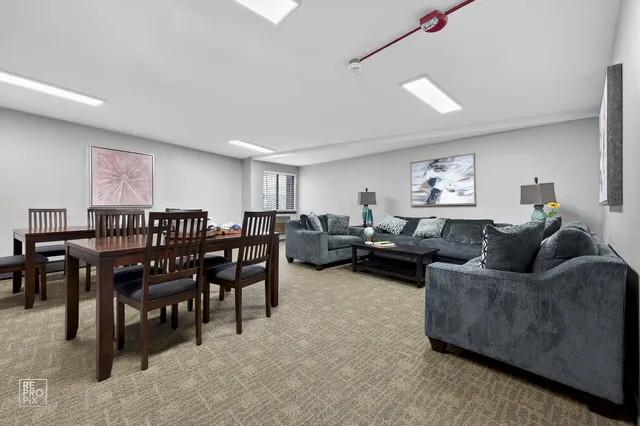 $167,000 | 1198 Royal Glen Drive, Unit 102, Glen Ellyn, IL 60137