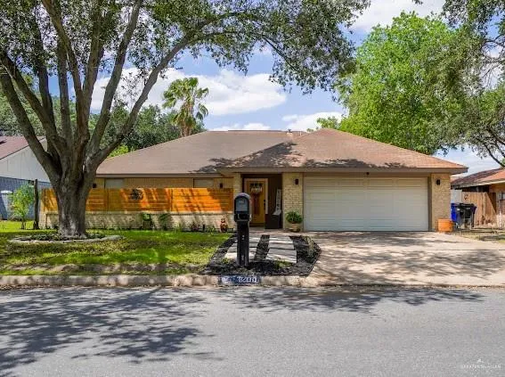 a view of a house with backyard