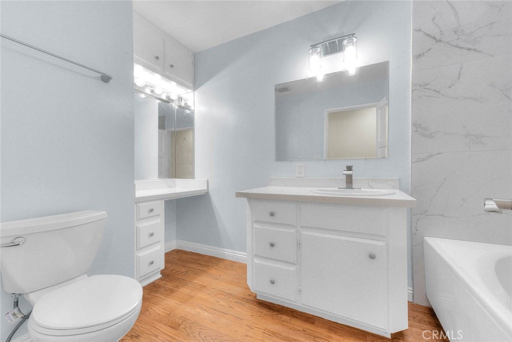 537 Jamestown Road Burbank, CA 91504 - Photo 33 of 75 Full Bathroom 2 (guest)