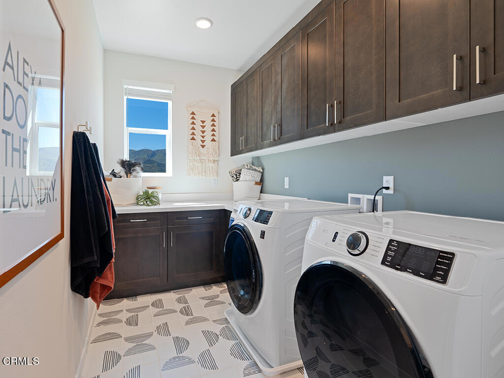 3822 Silvergrass Lane Piru, CA 93040 - Photo 11 of 24 a utility room with dryer and washer