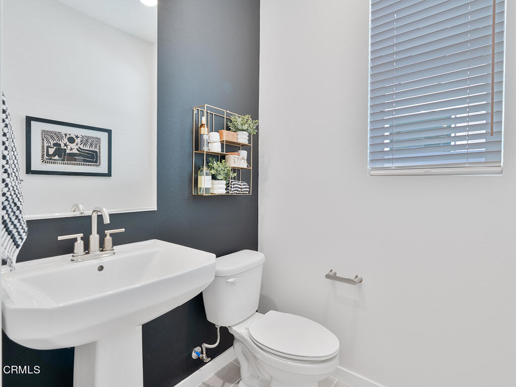 3822 Silvergrass Lane Piru, CA 93040 - Photo 10 of 24 a bathroom with a toilet a sink and mirror