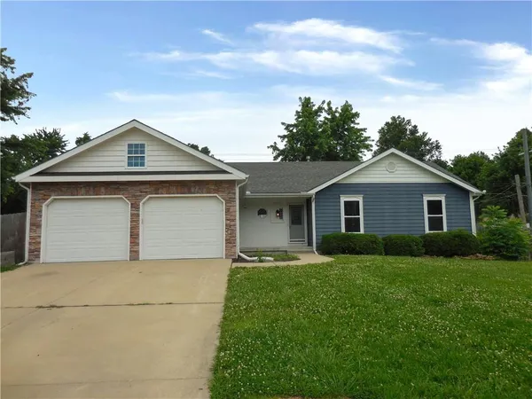 $300,000 | 1000 Oakwood Street, Harrisonville, MO 64701