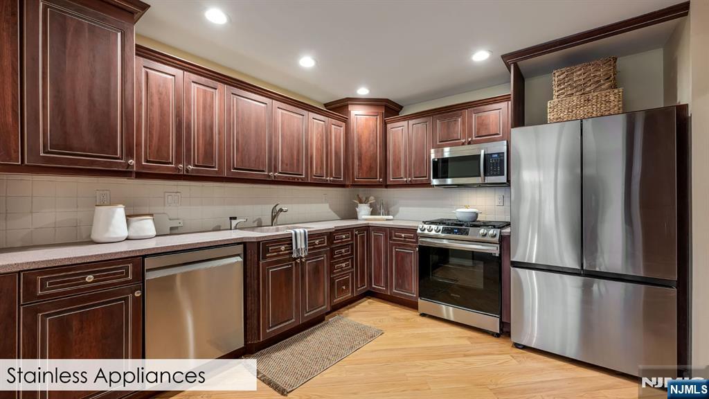 183 Van Winkle Lane Mahwah, NJ 07430 - Photo 10 of 38