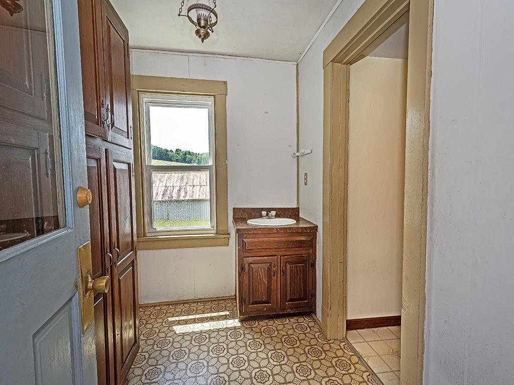 386 Fanker Road Harmony, PA 16037 - Photo 4 of 47