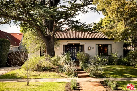 $2,700,000 | 945 South Muirfield Road, Los Angeles, CA 90019