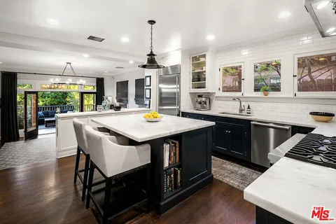 $2,700,000 | 945 South Muirfield Road, Los Angeles, CA 90019