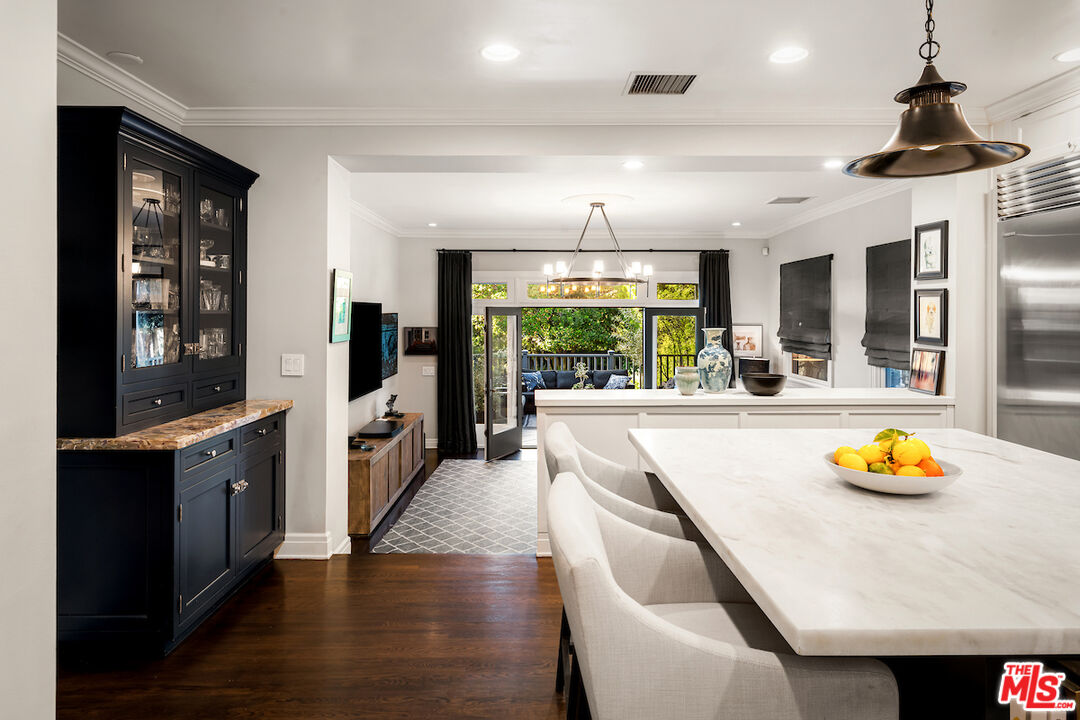 945 South Muirfield Road Los Angeles, CA 90019 - Photo 13 of 47