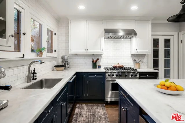 $2,700,000 | 945 South Muirfield Road, Los Angeles, CA 90019