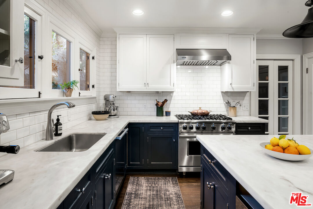 945 South Muirfield Road Los Angeles, CA 90019 - Photo 14 of 47