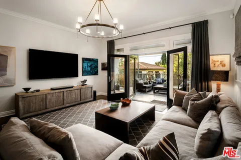 $2,700,000 | 945 South Muirfield Road, Los Angeles, CA 90019