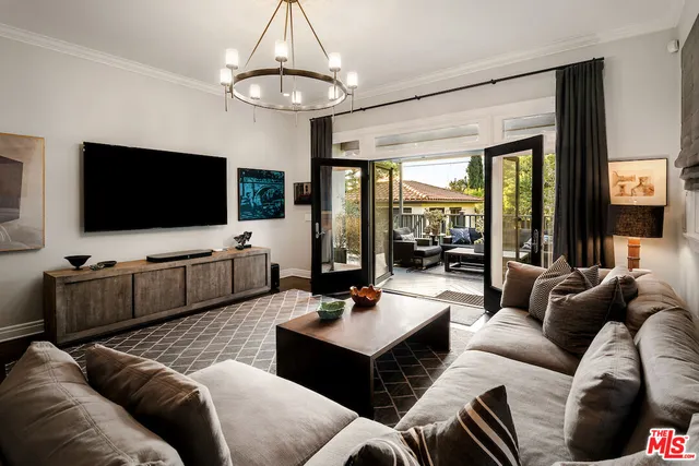 $2,700,000 | 945 South Muirfield Road, Los Angeles, CA 90019