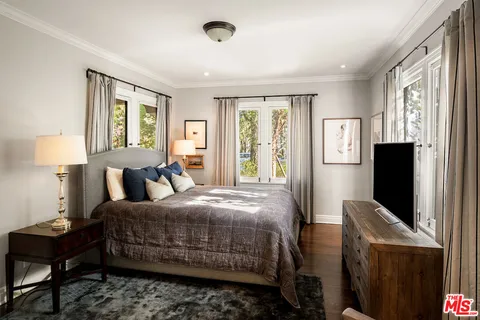 $2,700,000 | 945 South Muirfield Road, Los Angeles, CA 90019