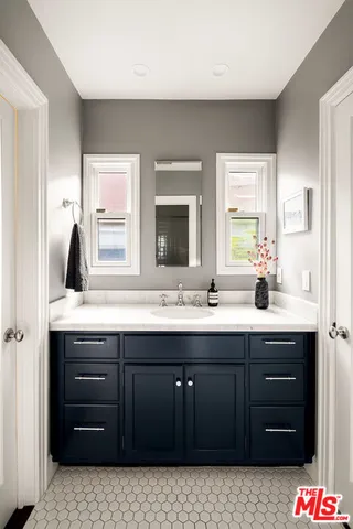 $2,700,000 | 945 South Muirfield Road, Los Angeles, CA 90019