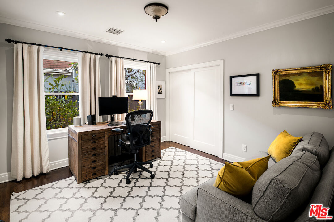 945 South Muirfield Road Los Angeles, CA 90019 - Photo 19 of 47