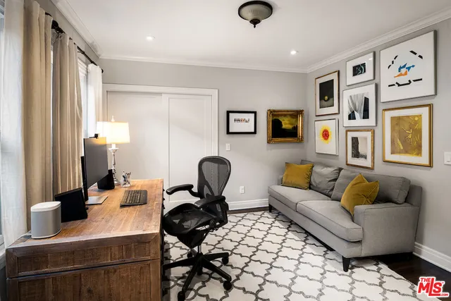 $2,700,000 | 945 South Muirfield Road, Los Angeles, CA 90019