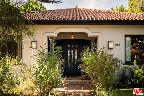 $2,700,000 | 945 South Muirfield Road, Los Angeles, CA 90019