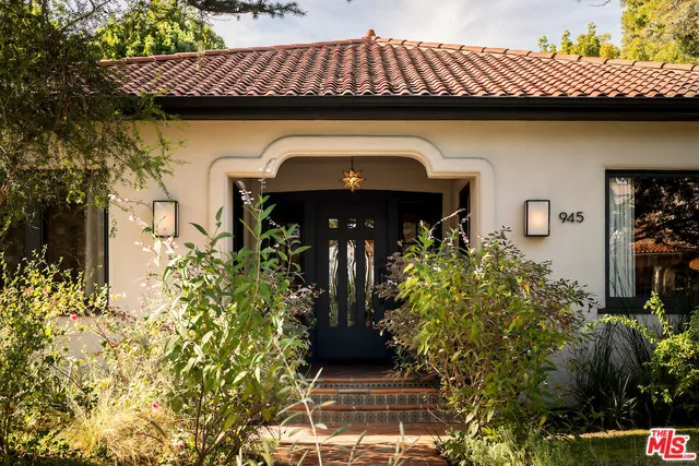 $2,700,000 | 945 South Muirfield Road, Los Angeles, CA 90019