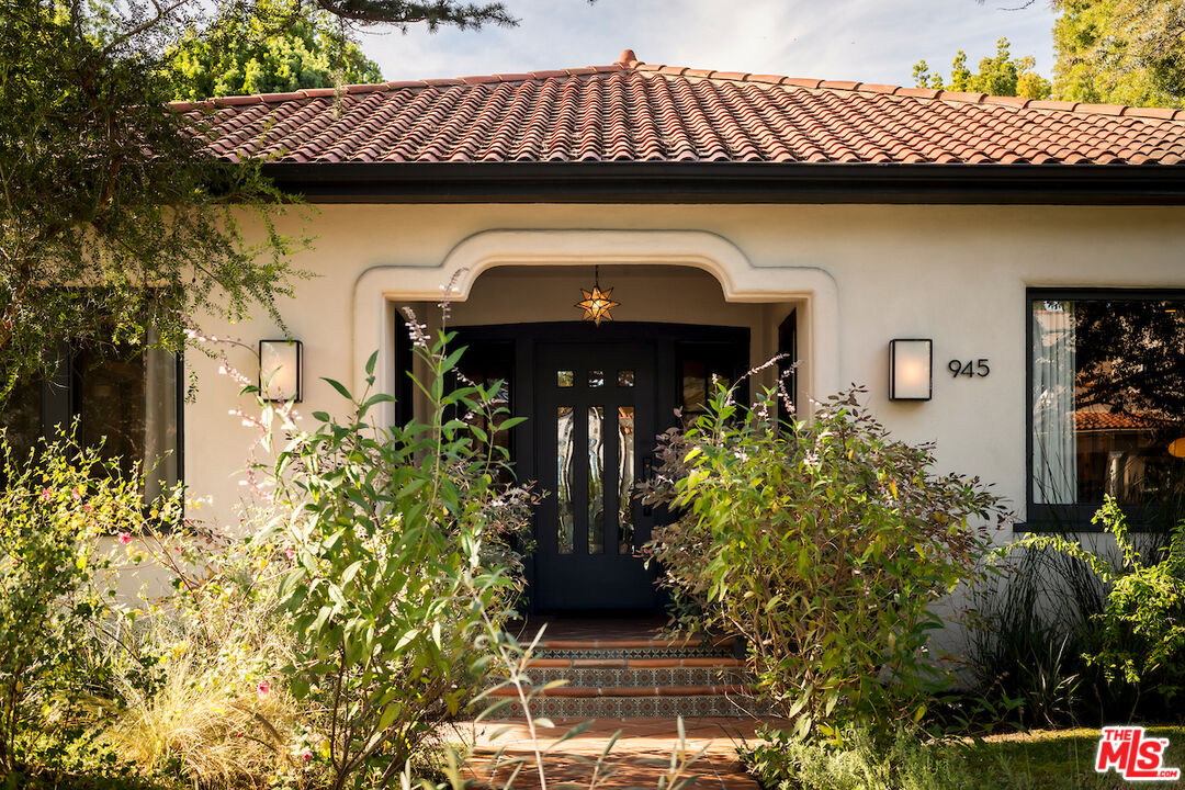 945 South Muirfield Road Los Angeles, CA 90019 - Photo 2 of 47