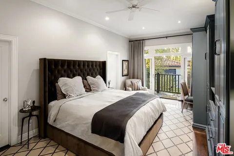 $2,700,000 | 945 South Muirfield Road, Los Angeles, CA 90019