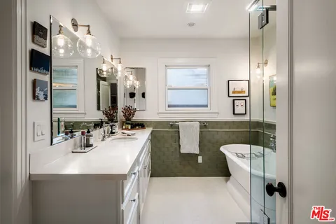 $2,700,000 | 945 South Muirfield Road, Los Angeles, CA 90019