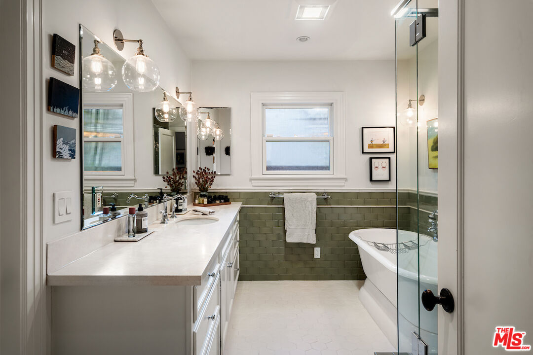 945 South Muirfield Road Los Angeles, CA 90019 - Photo 24 of 47