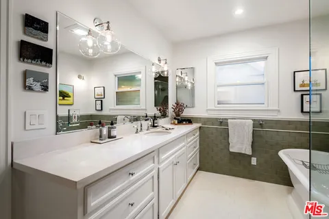 $2,700,000 | 945 South Muirfield Road, Los Angeles, CA 90019