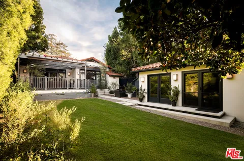 $2,700,000 | 945 South Muirfield Road, Los Angeles, CA 90019