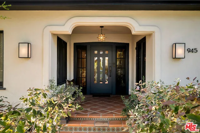 $2,700,000 | 945 South Muirfield Road, Los Angeles, CA 90019