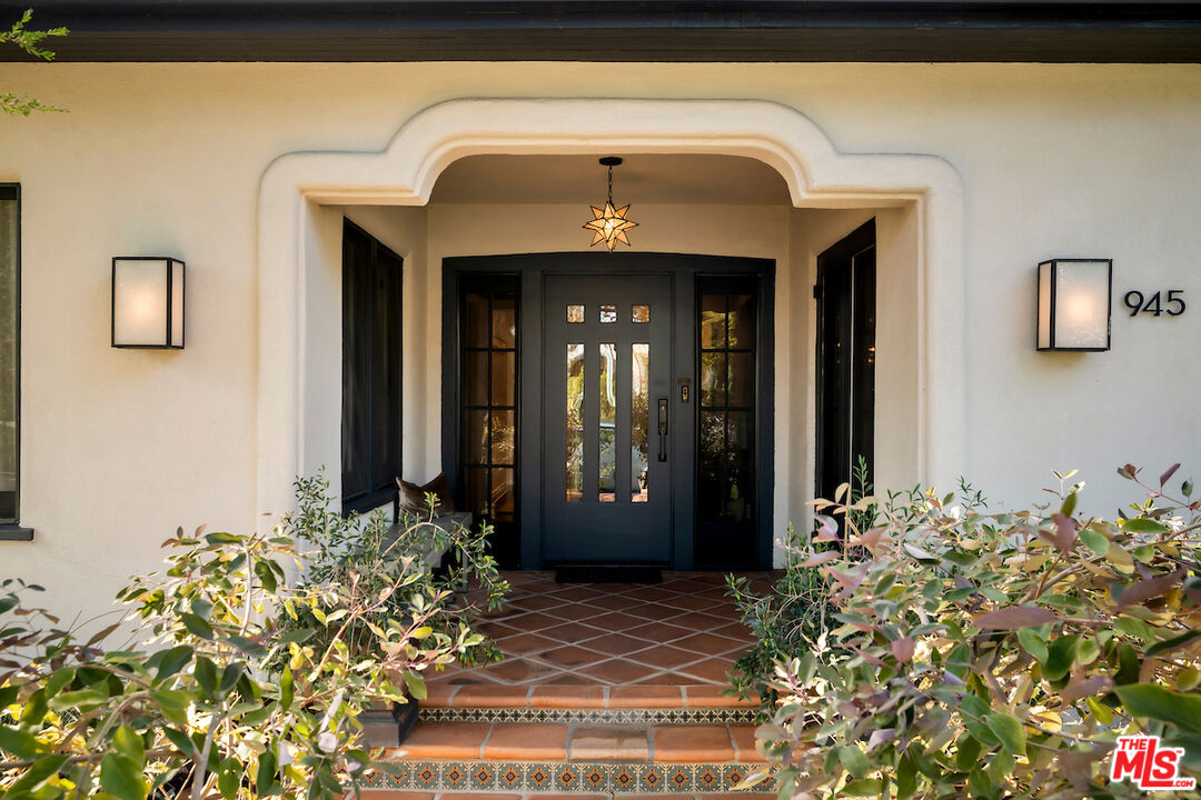 945 South Muirfield Road Los Angeles, CA 90019 - Photo 3 of 47