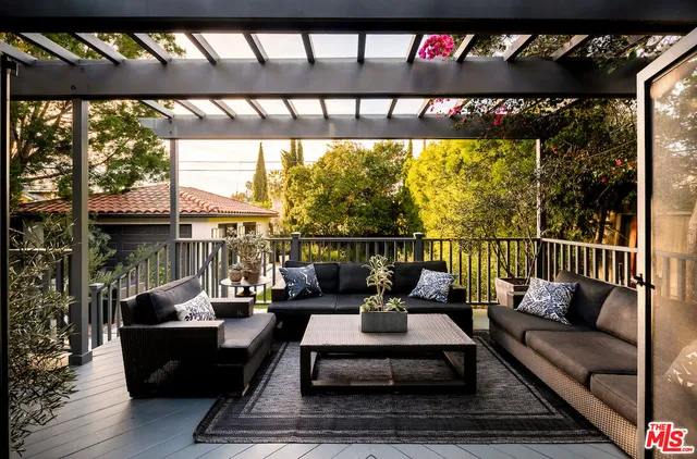 $2,700,000 | 945 South Muirfield Road, Los Angeles, CA 90019