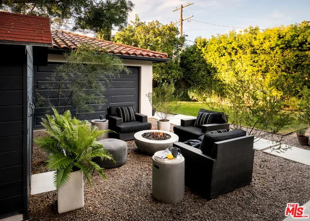 $2,700,000 | 945 South Muirfield Road, Los Angeles, CA 90019